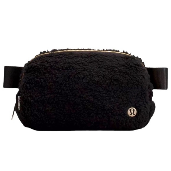 lululemon athletica Handbags - LULULEMON Everywhere Belt Bag FLEECE Sherpa Crossbody Waist Hip Fanny BLACK  NEW